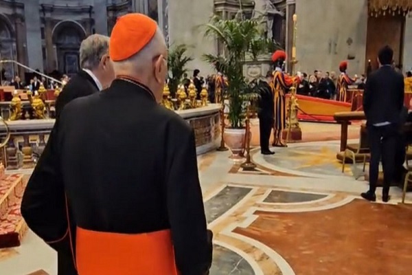 Cardenal Baltazar Porras rinde homenaje al Papa Francisco en El Vaticano
