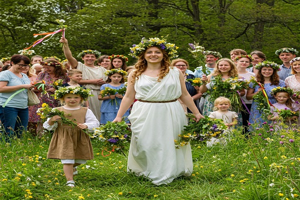 Mayo: Un mes tejido con diosas, festivales y la promesa de la primavera