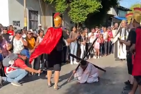 Santa Ana revive con fervor el Viacrucis Viviente