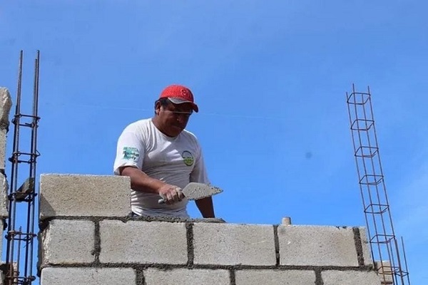 El Día del Albañil: Sudor, cemento en la construcción de Venezuela