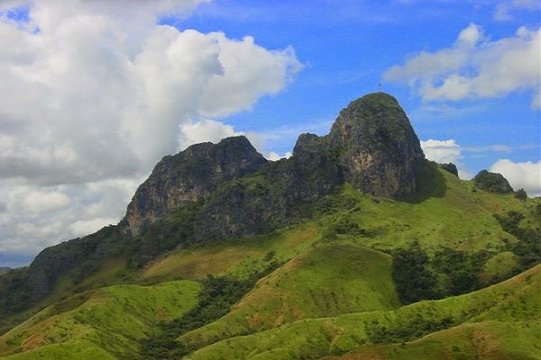 San Juan de los Morros: Puerta de los llanos entre gigantes de Caliza y tradición
