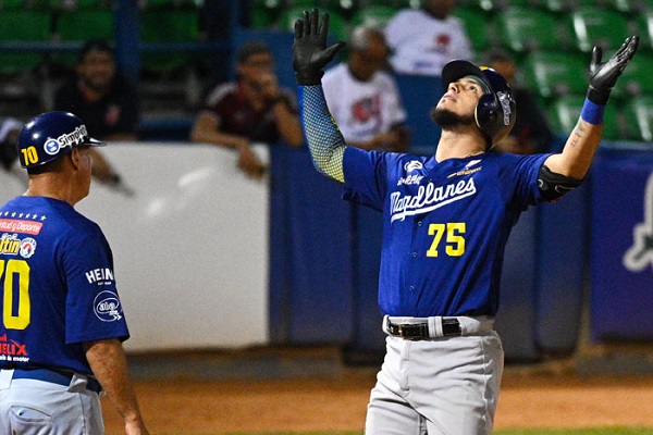 Magallanes y Águilas realizan un mega cambio de 12 peloteros
