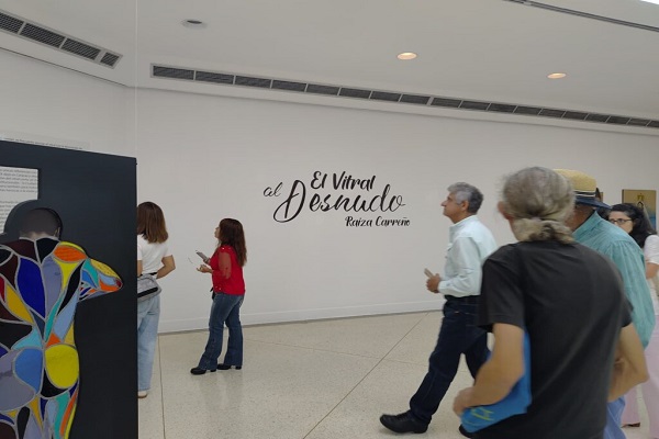 Raiza Carreño desnuda el vitral en el MAO para celebrar 25 Años de Arte Innovador