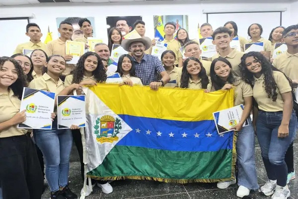 Jóvenes apureños y amazonenses zarpan hacia Rusia para el festival "Velas Escarlata"