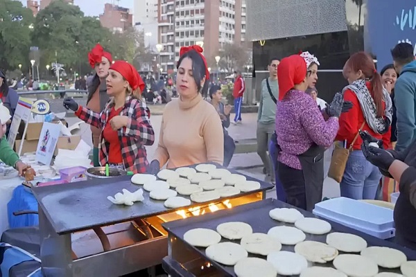 Venezolanos en Córdoba regalan arepas en gesto de gratitud