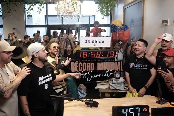 Juancito rompe marcas con el podcast más largo del mundo