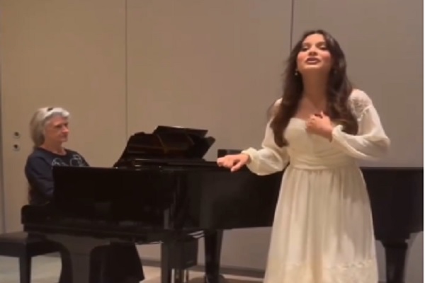 Emilia Viana gana prestigioso concurso de música sacra en Florida