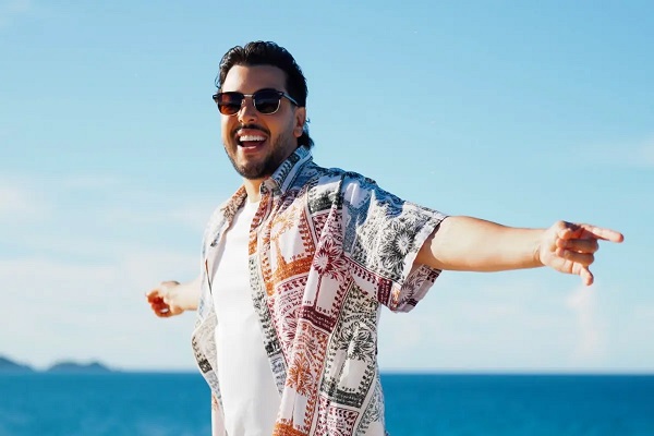Víctor Muñoz relanza "La Isla" con toques tropicales de Marco Allen y Monza