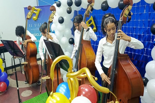 Cuarteto de contrabajos deslumbra con el Canon de Pachelbel en La Hoyada