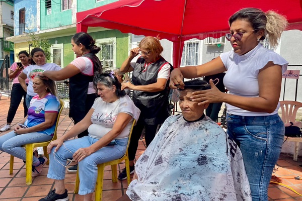 Escuela "Carmen Sánchez de Jelambi" lleva jornada de belleza y atención social a Valera