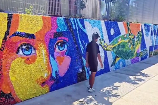 Oscar Olivares inmortaliza a Crotone con el mural de tapas más grande de Europa