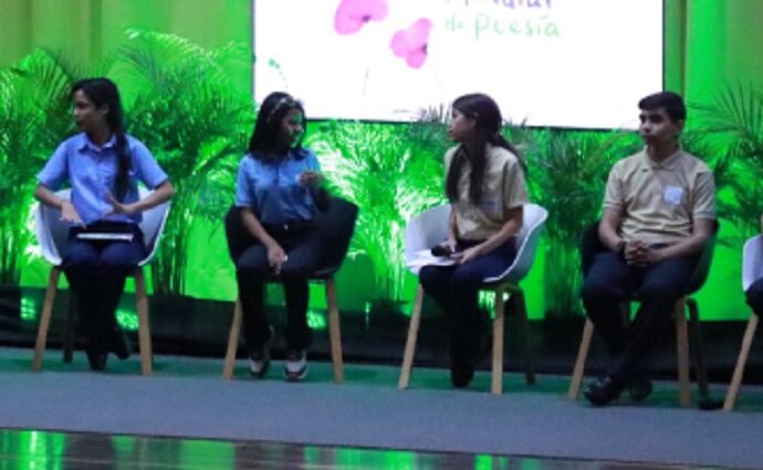 Jóvenes poetas brillan en recital previo al Festival Mundial de Poesía