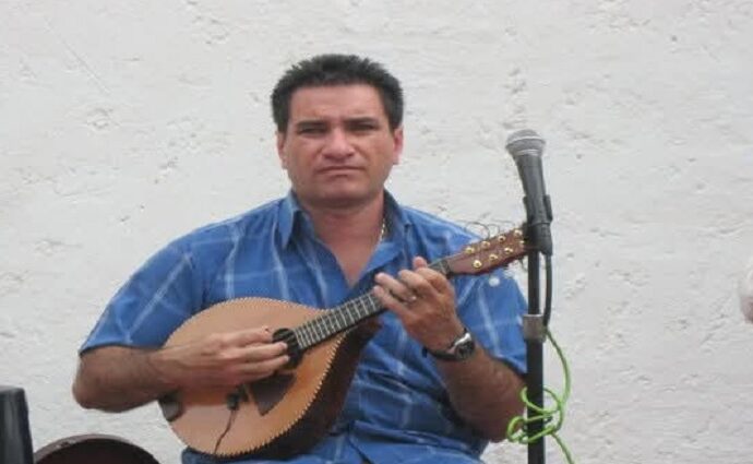 Johnny Escobar: Educación, música y cultura