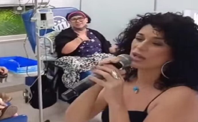 Karina emociona a pacientes oncológicos en Caracas