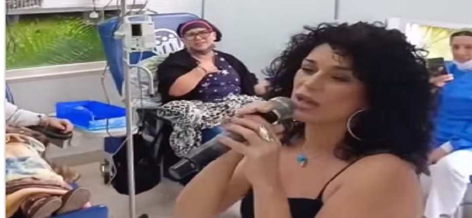 Karina emociona a pacientes oncológicos en Caracas