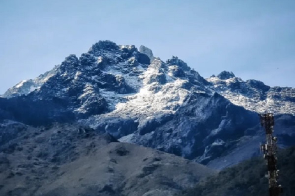 Pico Bolívar amanece cubierto de nieve en un espectáculo invernal anticipado