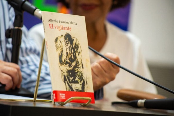 "El Vigilante" de Alfredo Palacios Marte conquista la FILVEN 2025 con elogios y misterio