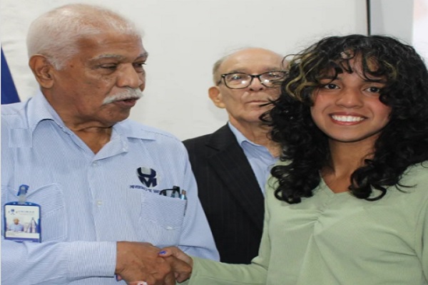 UNIMAR premia talento literario en concurso "El Mural del Tiempo"