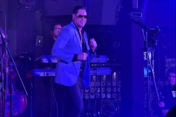 Jonathan Araque lanza "+ Romántico" en Caracas