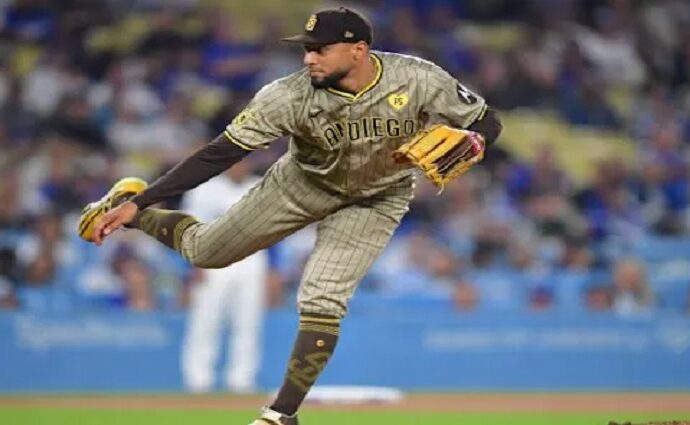 Robert Suárez logra el salvado 70 de su carrera