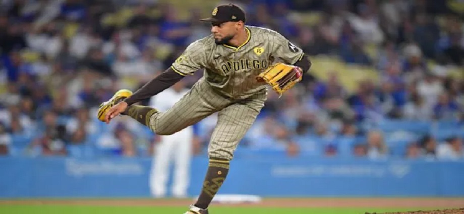 Robert Suárez logra el salvado 70 de su carrera