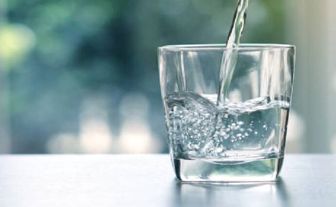 La alcancía de las palabras y sus Coroticos: ¿«Vaso con agua» o «vaso de agua»?