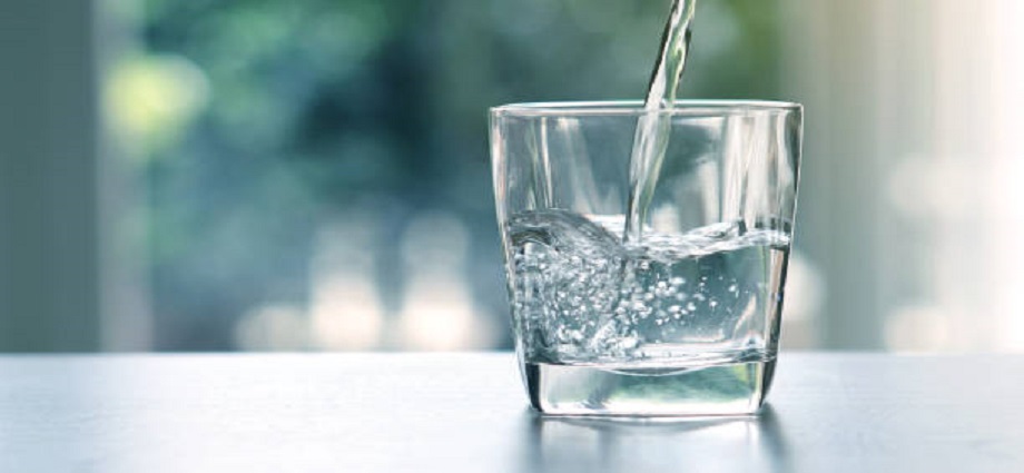 La alcancía de las palabras y sus Coroticos: ¿«Vaso con agua» o «vaso de agua»?