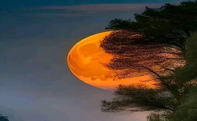 Pensando con décimas sobre la luna