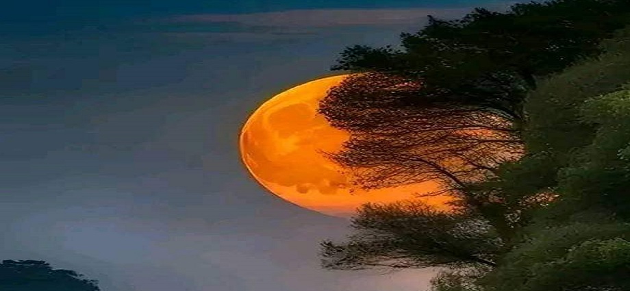 Pensando con décimas sobre la luna