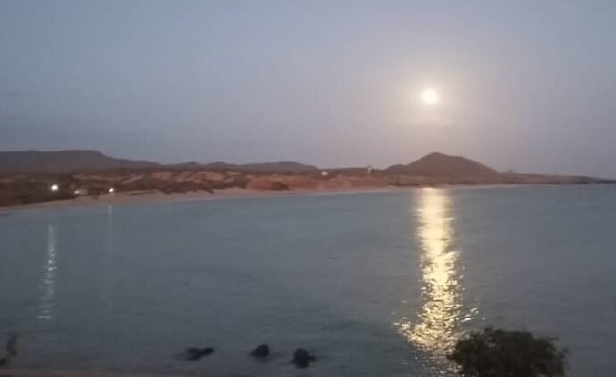 Cómo se desnuda y baña la luna en el amanecer