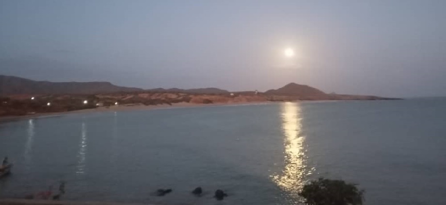 Cómo se desnuda y baña la luna en el amanecer