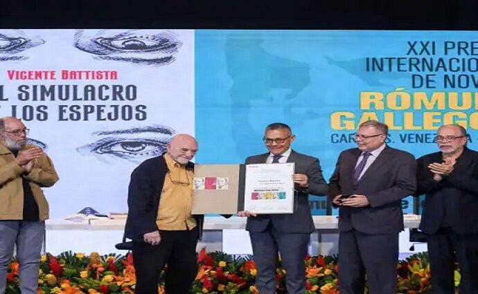 El escritor argentino Vicente Battista recibe el Premio Internacional de Novela Rómulo Gallegos