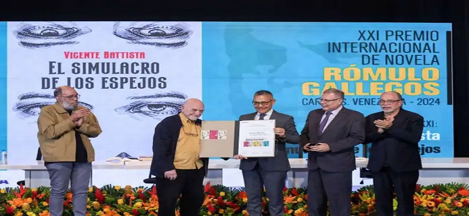 El escritor argentino Vicente Battista recibe el Premio Internacional de Novela Rómulo Gallegos