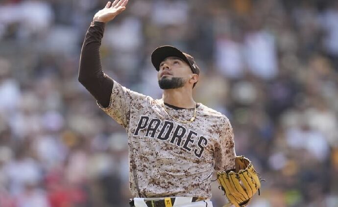 Luis Arráez extiende su racha y Robert Suárez salva