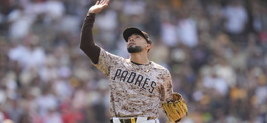Luis Arráez extiende su racha y Robert Suárez salva