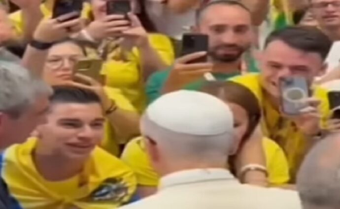 Fieles venezolanos entregan conmovedores obsequios al Papa León XIV