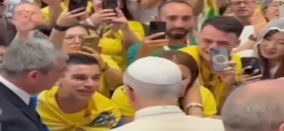 Fieles venezolanos entregan conmovedores obsequios al Papa León XIV