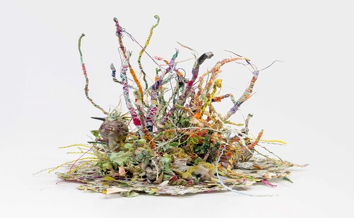 La exposición “Biyuyo” de Pedro Tineo transforma billetes devaluados en arte