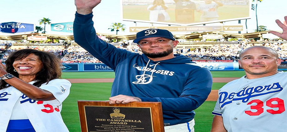 Miguel Rojas gana su segundo premio Roy Campanella