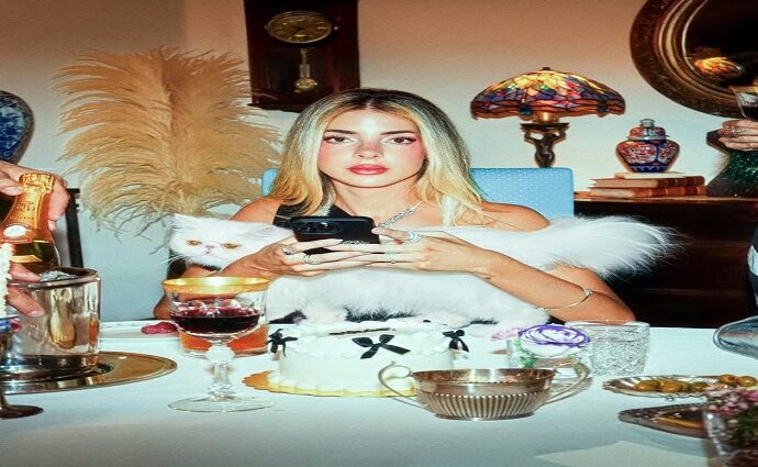 Corina Smith lanza su nuevo álbum «Menos triste más mami»