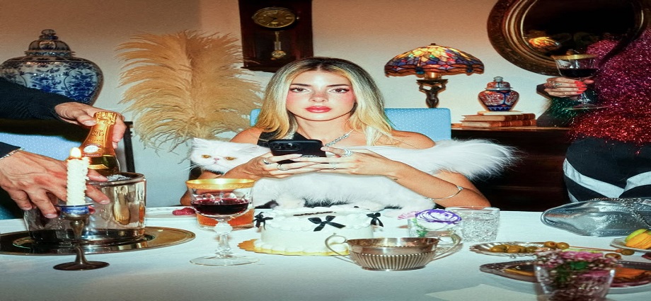 Corina Smith lanza su nuevo álbum «Menos triste más mami»