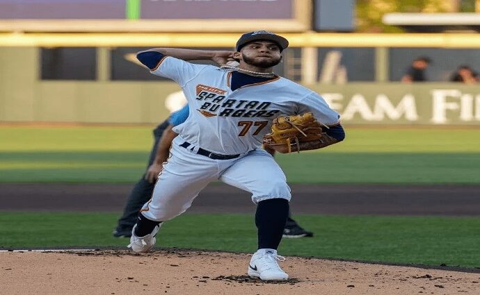 David Davalillo es el Pitcher del Año de los Rangers