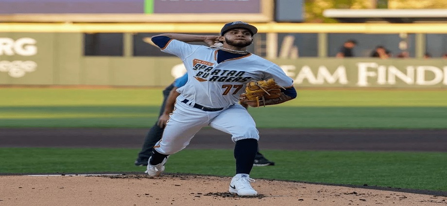 David Davalillo es el Pitcher del Año de los Rangers