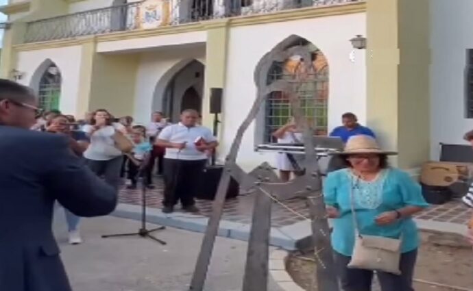 Tejen una obra de arte colectiva en honor a la Virgen del Valle