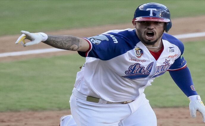 Gabriel Arias se reporta a los Tiburones