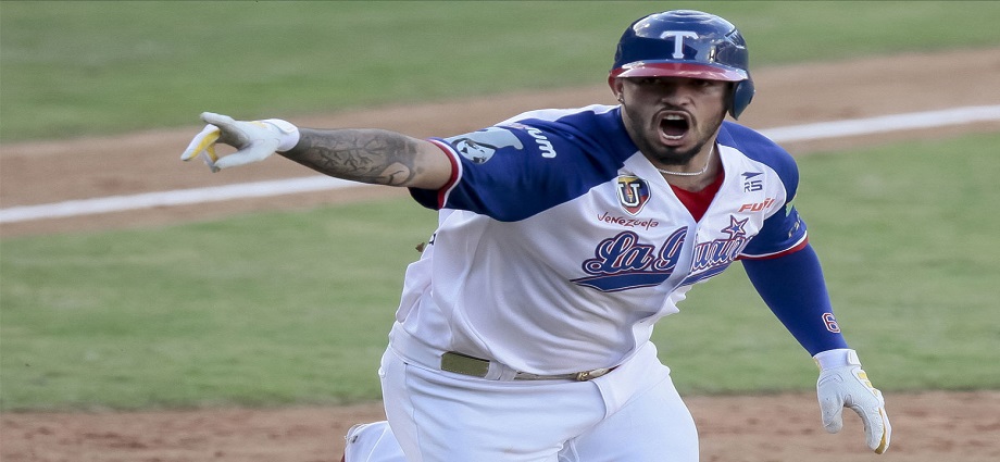 Gabriel Arias se reporta a los Tiburones