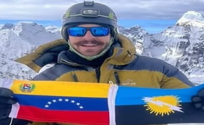 Marabino Franz Sunyovszky corona el Himalaya con el tricolor venezolano