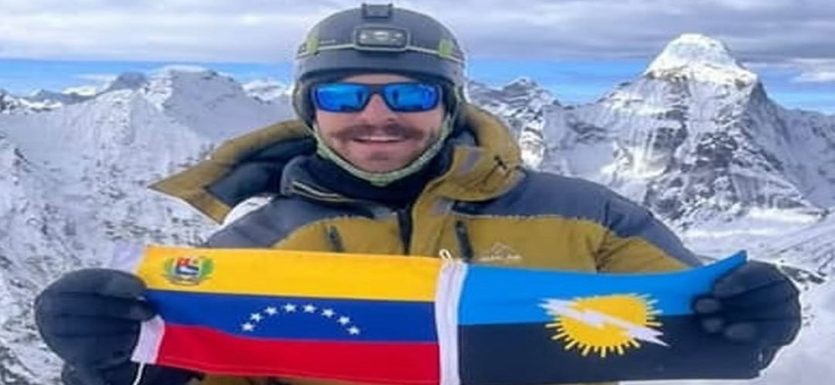 Marabino Franz Sunyovszky corona el Himalaya con el tricolor venezolano