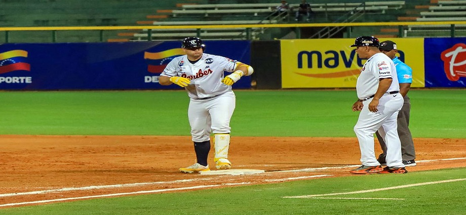 Con noche histórica para Balbino Fuenmayor, Caribes apalea 19-4 a Águilas