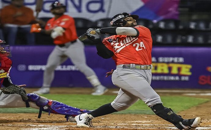 Águilas desatan poder ofensivo y Tigres se afianza en la cima de la LVBP
